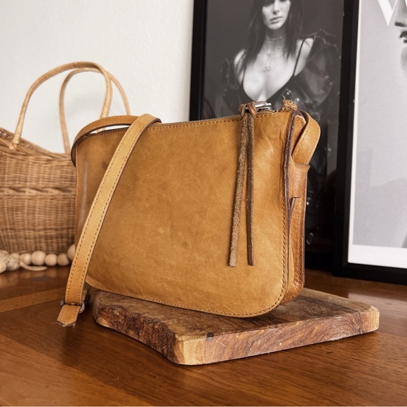 Madewell Handbags - MADEWELL TAN LEATHER CROSSBODY BAG #0317